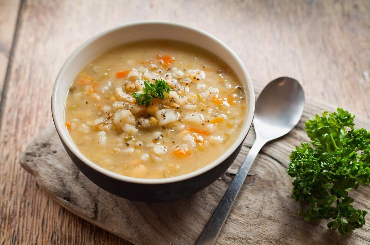Sopa de avena con verduras