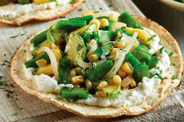 Tostadas de nopales con elote 