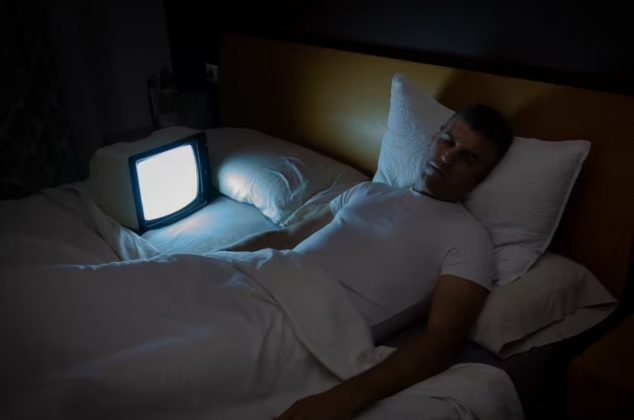 ¿Qué tan bueno y malo es dormir con la televisión prendida? Estos son los efectos