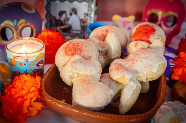 Pan de Ánimas o Pan de Muerto glaseado
