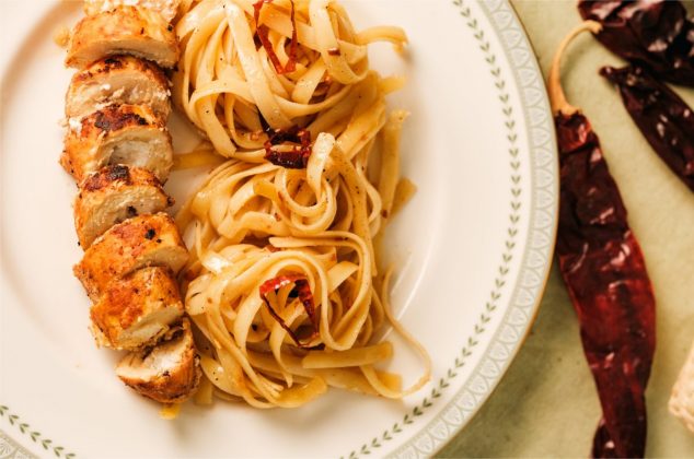 Pasta al ajillo con pollo relleno ¿El plato que TODOS querrán probar?