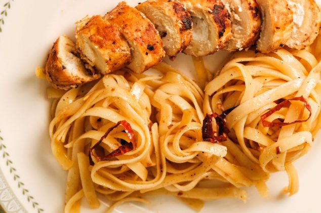 Combinación perfecta: Pasta al ajillo y pollo relleno de requesón