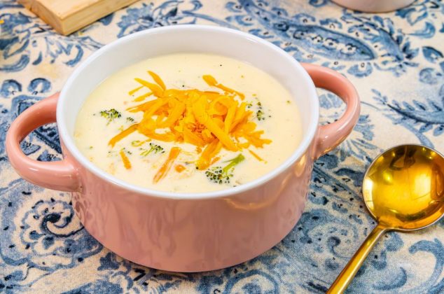 Receta de sopa cremosa de pollo con brócoli y queso