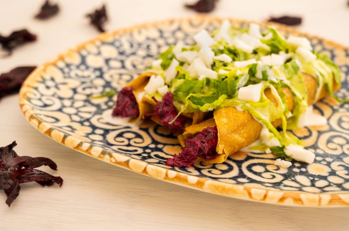 Tacos de Jamaica y requesón, receta fácil y saludable