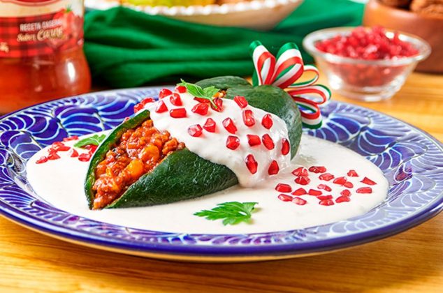 Delicioso chile en nogada, receta mexicana y tradicional