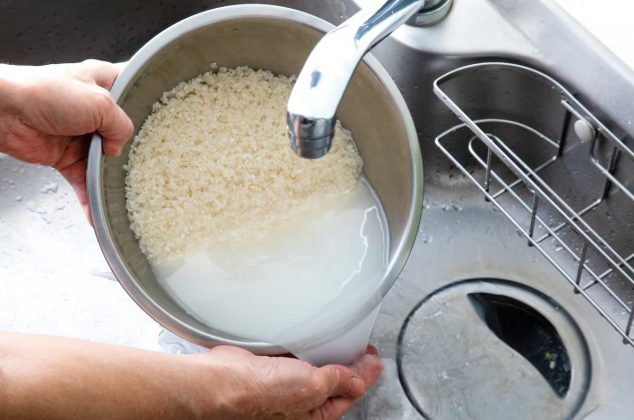 Lo bueno y malo de enjuagar el arroz en una olla, según expertos