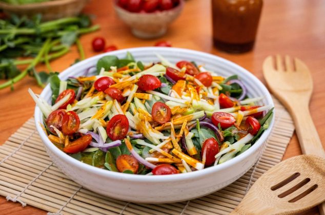 Receta de ensalada fresca de quelites con aderezo de chile