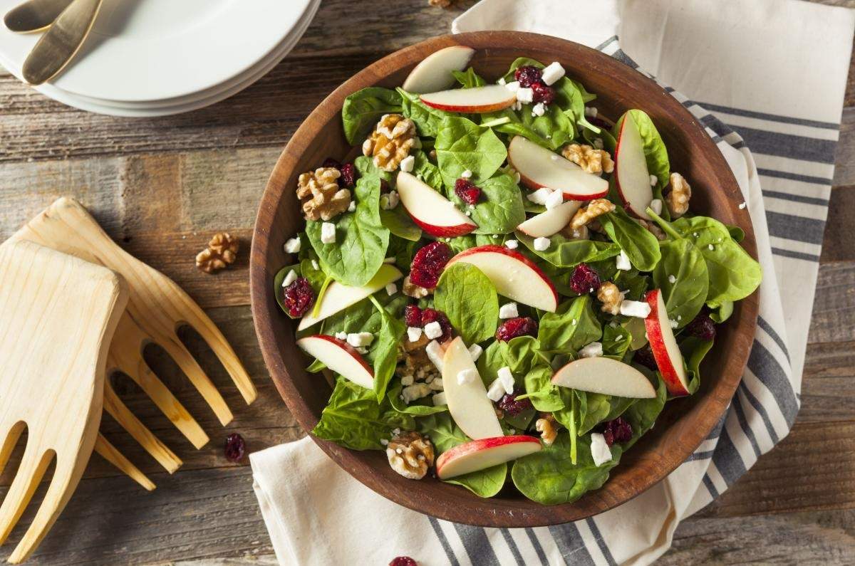 Ensalada de espinacas y manzana con pera en trozos
