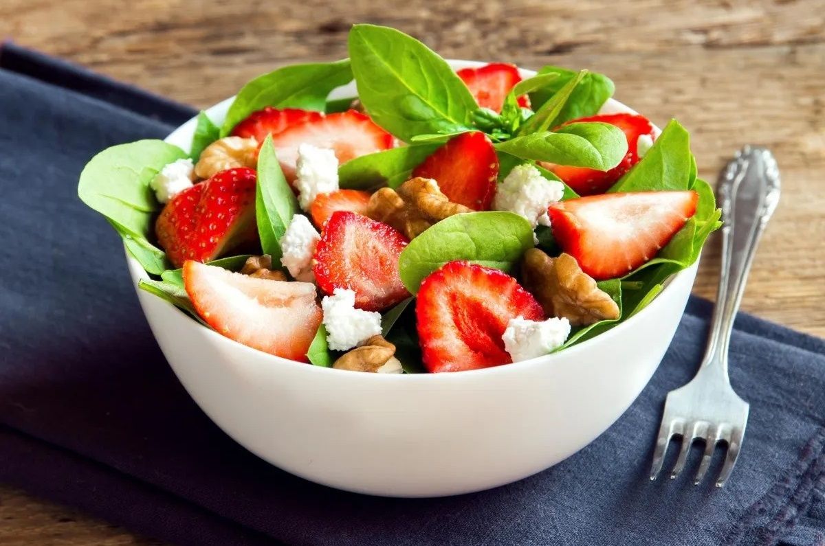 Ensalada con queso panela, fresas y aderezo casero