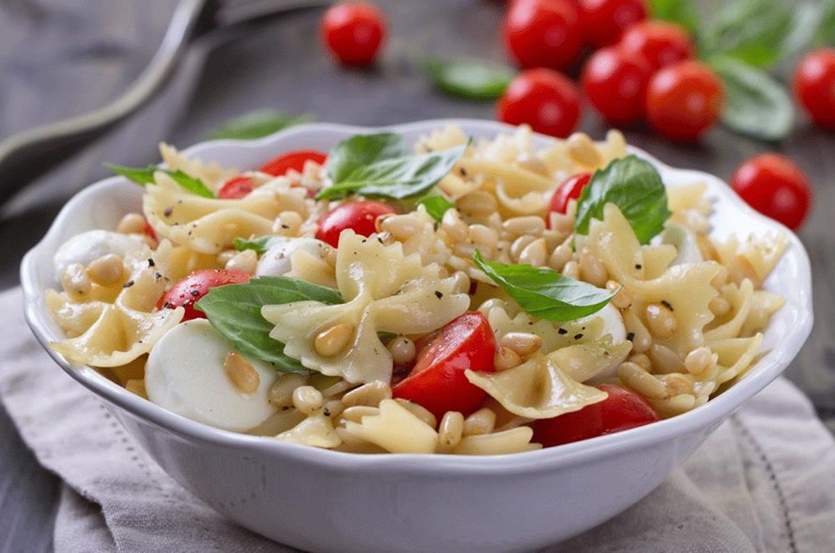 Ensalada rusa de pollo con pasta moñito