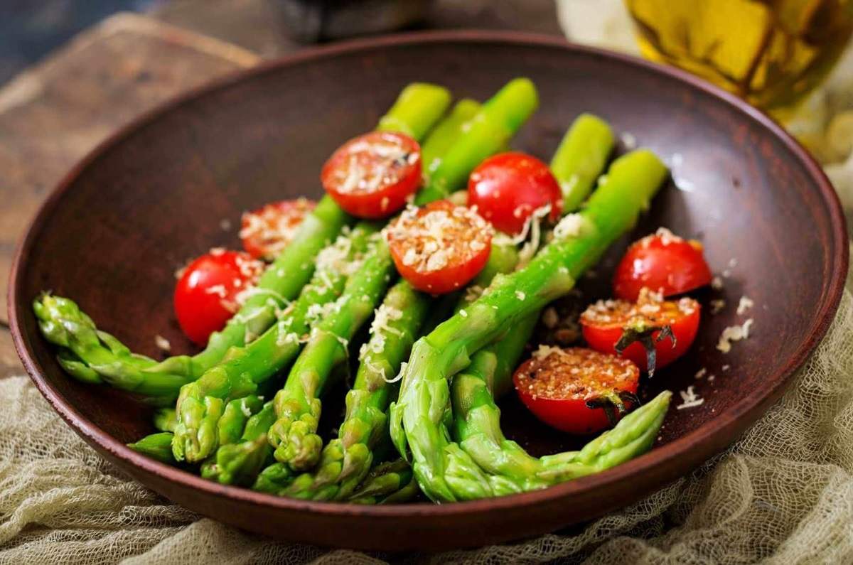 Espárragos y tomates con salsa pesto