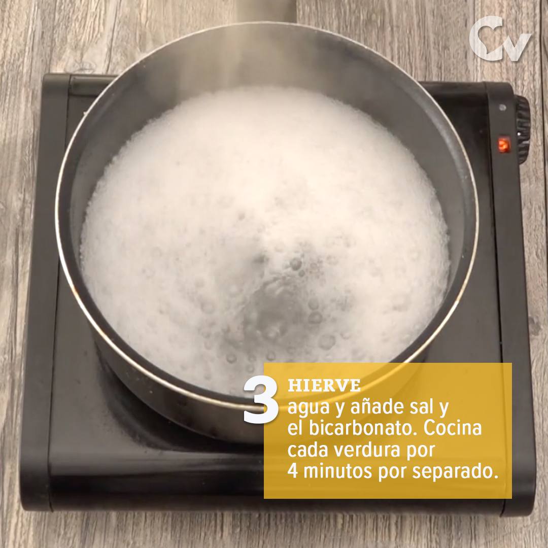 Hierve agua y añade los ingredientes