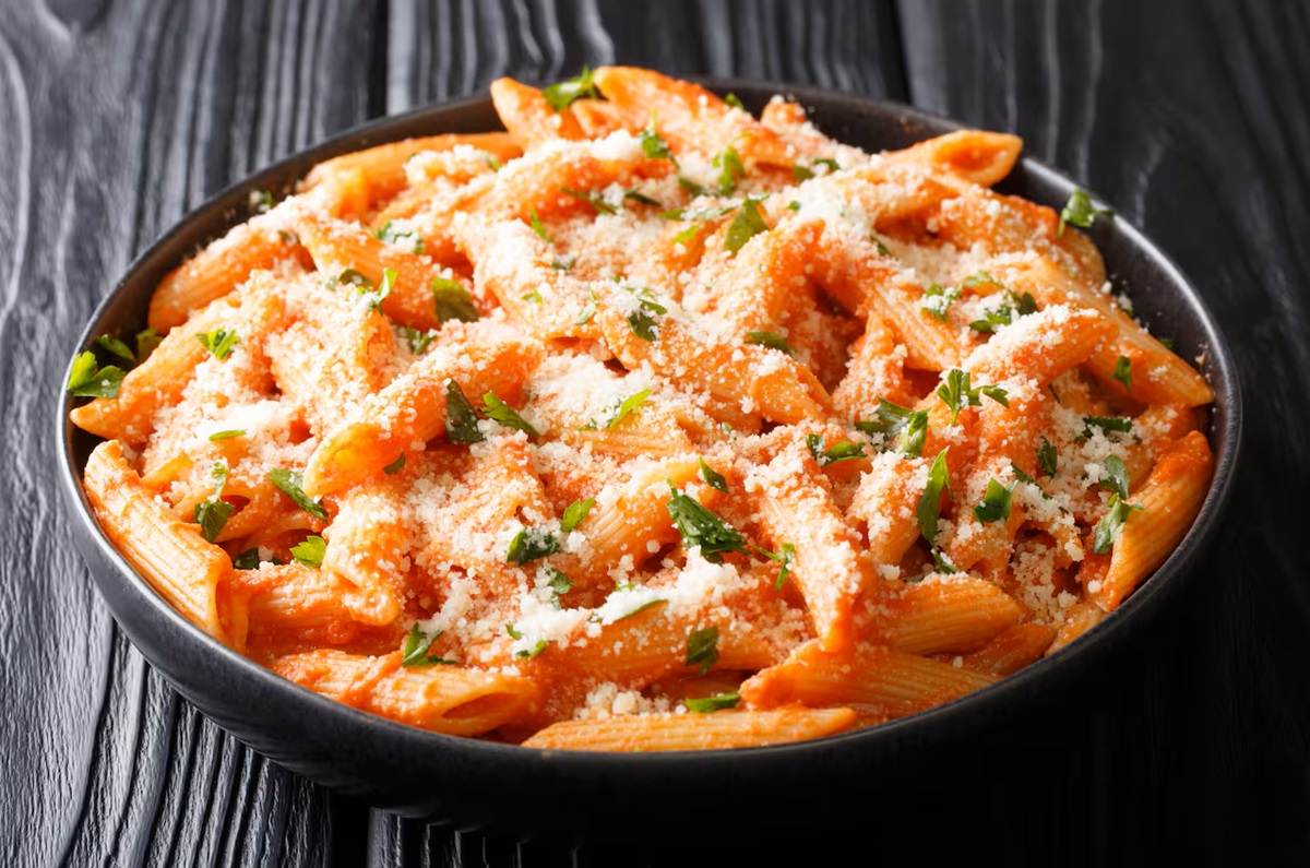 Pasta penne con pollo y guajillo