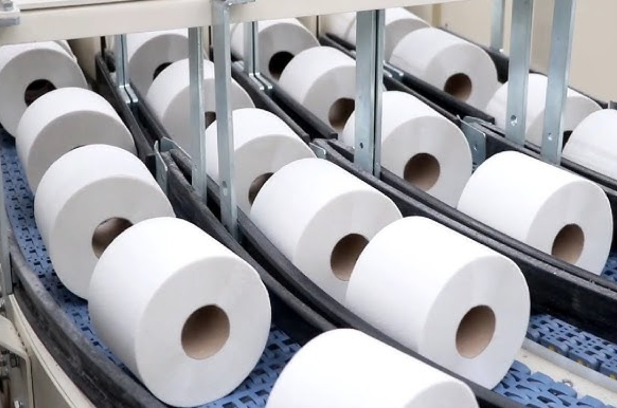 Para ser justos, a nadie nos gustaría usar un papel que se viera amarillento o casi marrón, nos parecería algo antihigiénico o lo relacionaríamos con mala calidad.