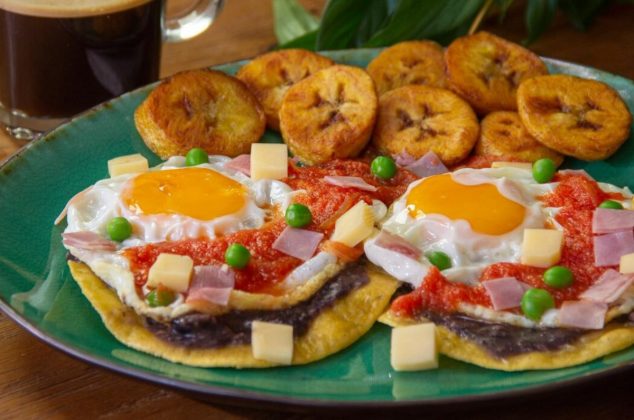 Receta de Huevos motuleños a la yucateca