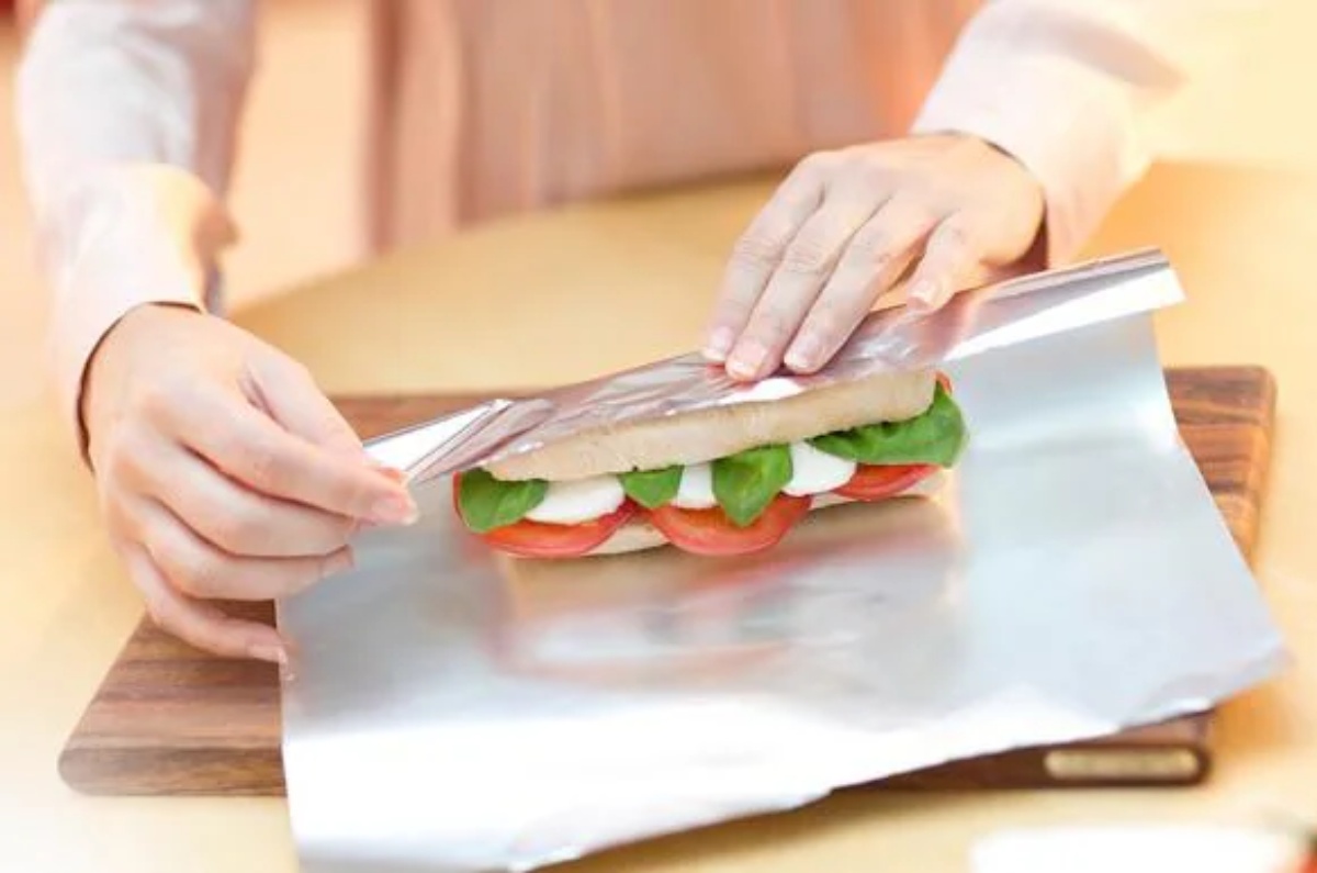 El papel aluminio se inventó en 1910 como una lámina delgada que se utiliza para cubrir alimentos y recipientes en la cocina. Foto: Cocina Vital 