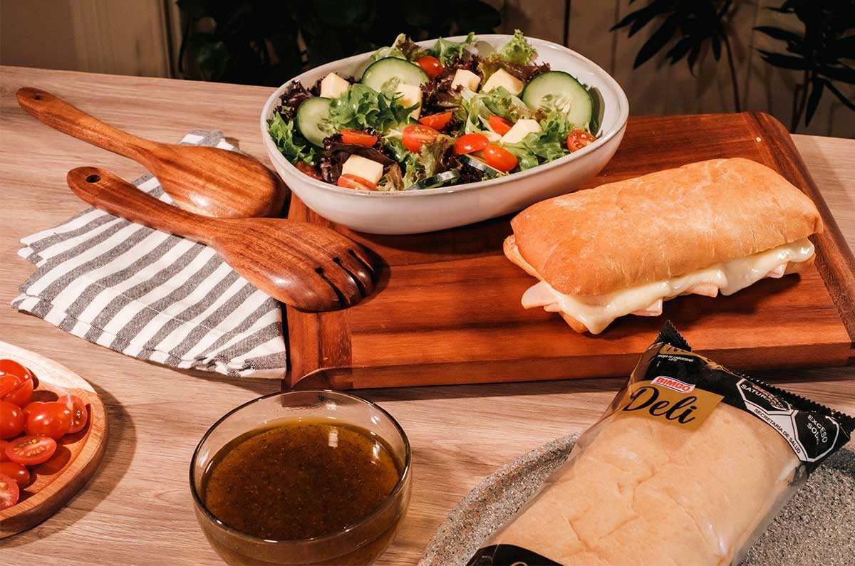 ¿Algo rápido de comer? Prepara una Ciabatta de pavo Bimbo® Deli con ensalada fresca