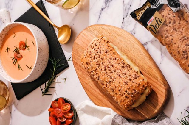 Aprende a preparar una Ciabatta de tres quesos Bimbo® Deli acompañada de crema de tomate