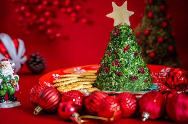 Dale un giro festivo a tus snacks con este árbol navideño