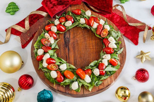 Deliciosa corona navideña de ensalada caprese