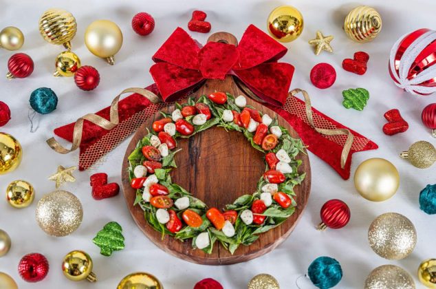 Deliciosa corona navideña de ensalada caprese