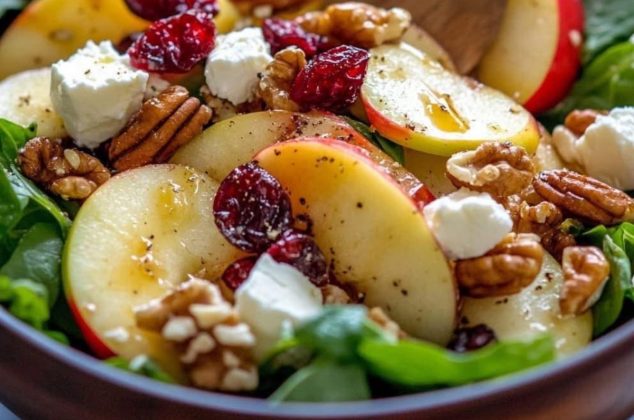 Ensalada fresca de manzana con aderezo de yogurt y miel