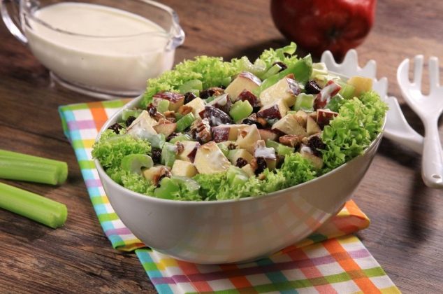 Ensalada de pollo fría con yogur y manzana en 4 pasos