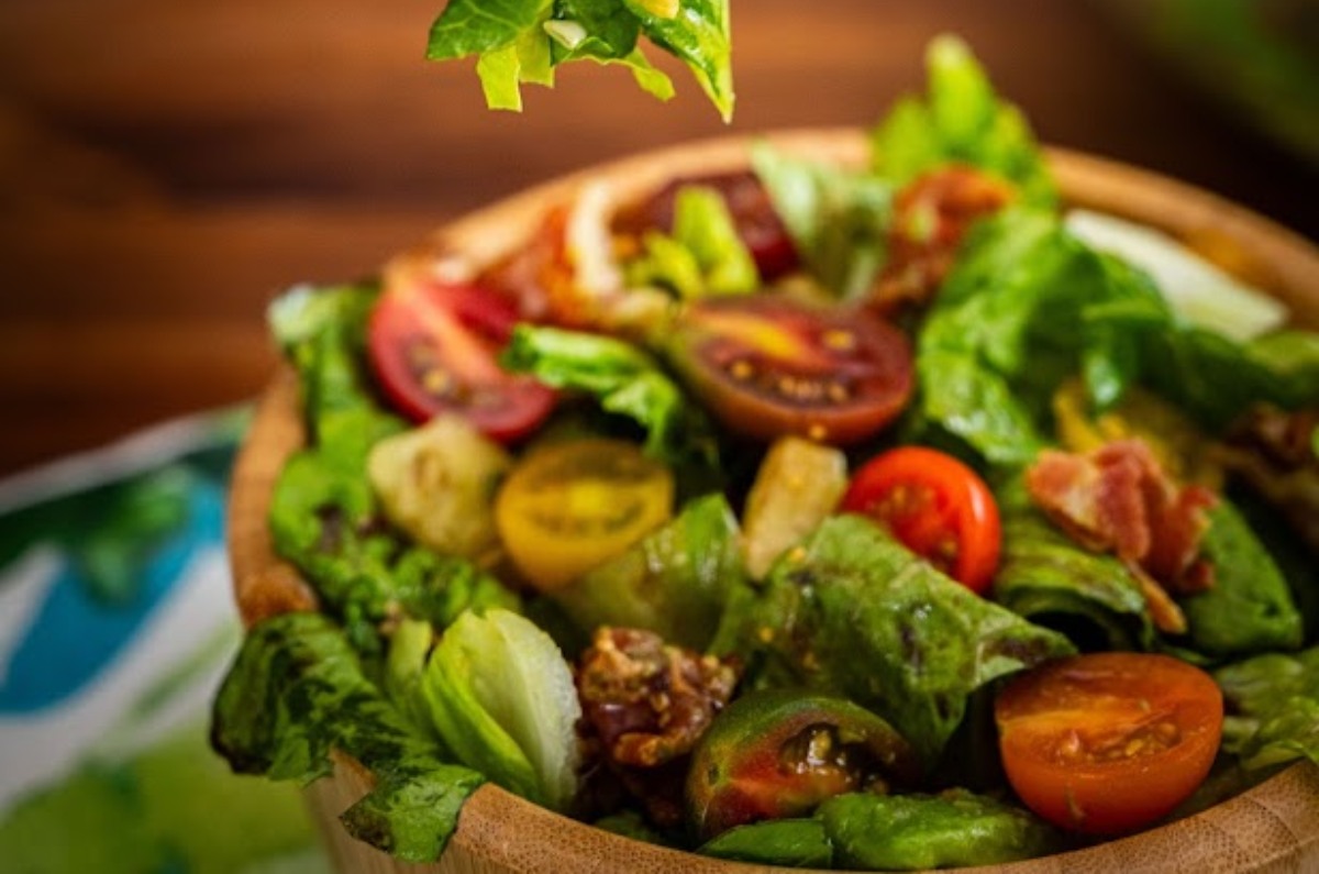 Ensalada de tocino y aguacate, receta fácil