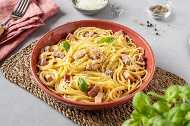Cómo hacer espagueti blanco con jamón y tocino ¡En 20 minutos!