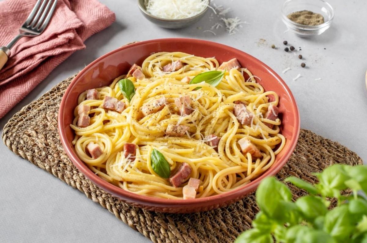 Cómo hacer espagueti blanco con jamón y tocino ¡En 20 minutos!