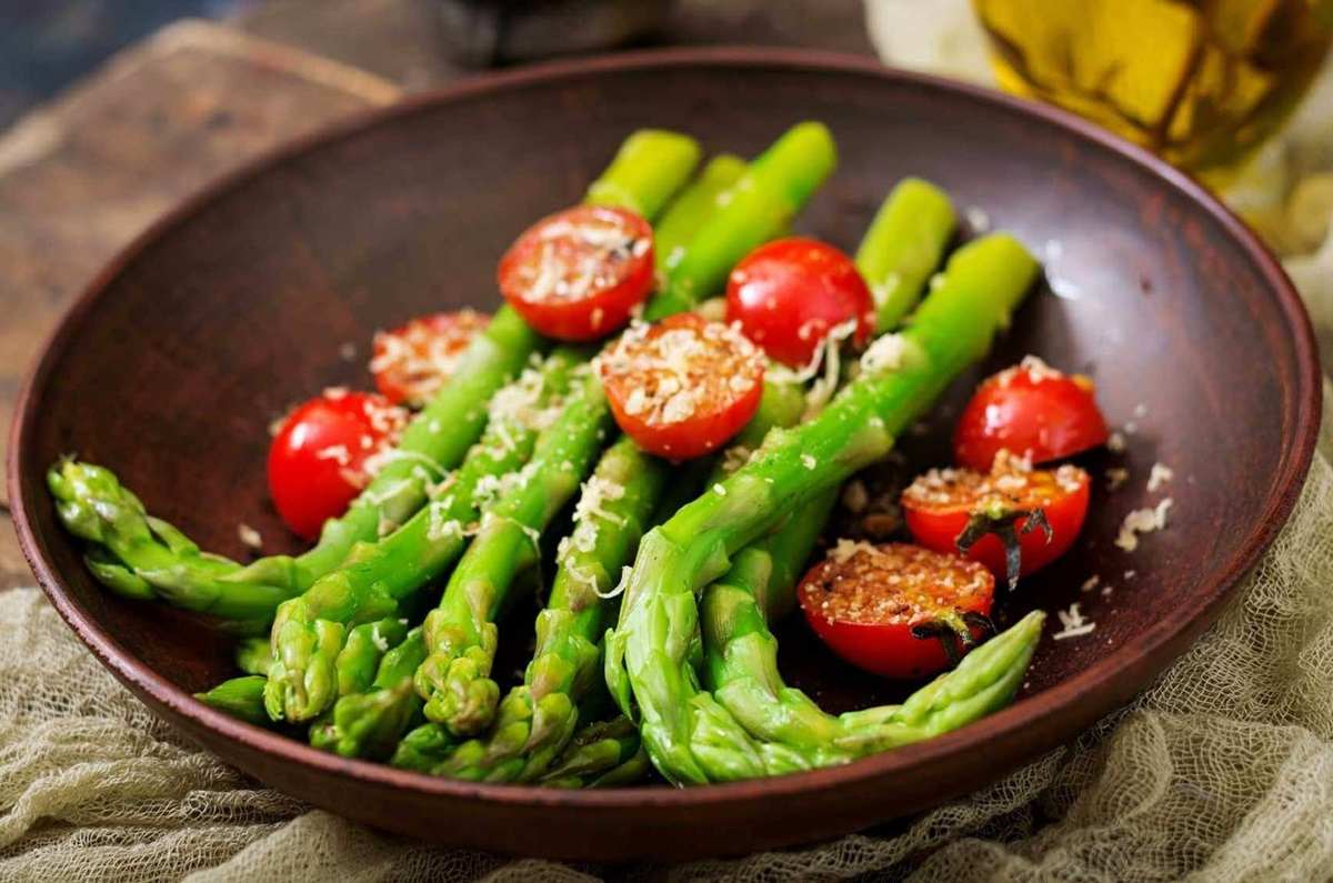 Espárragos y tomates con salsa pesto