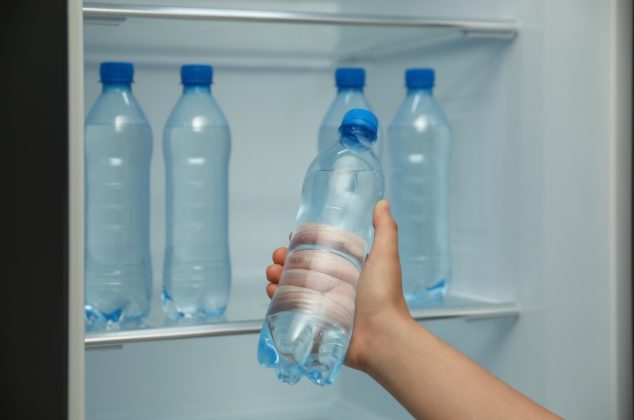 El truco de la botella en el refrigerador para ahorrar en el recibo de luz