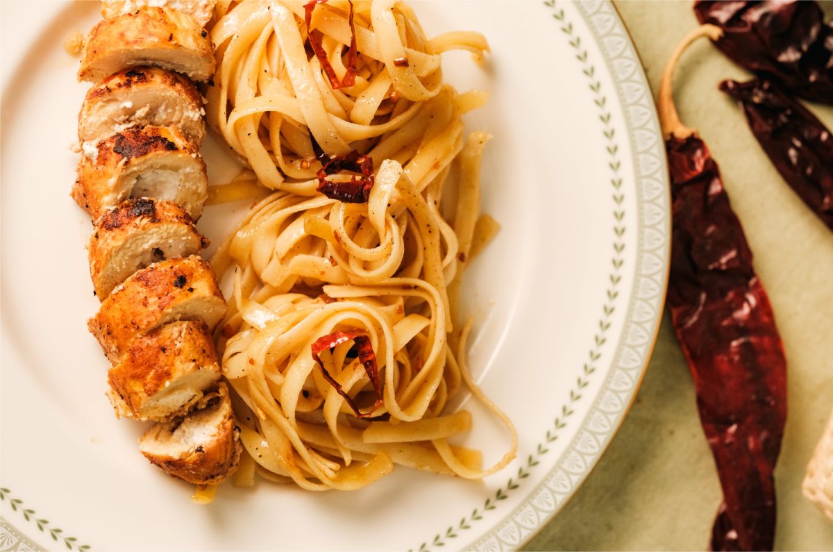 Pasta al ajillo con pollo relleno 