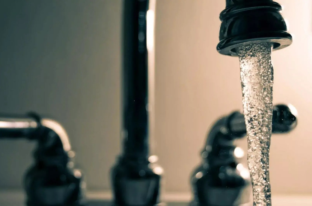 ¡Toma nota! En estos lugares aumentará el precio del agua potable para 2025