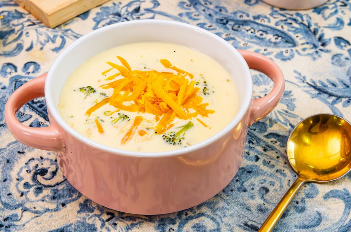 Receta de sopa cremosa de pollo con brócoli y queso