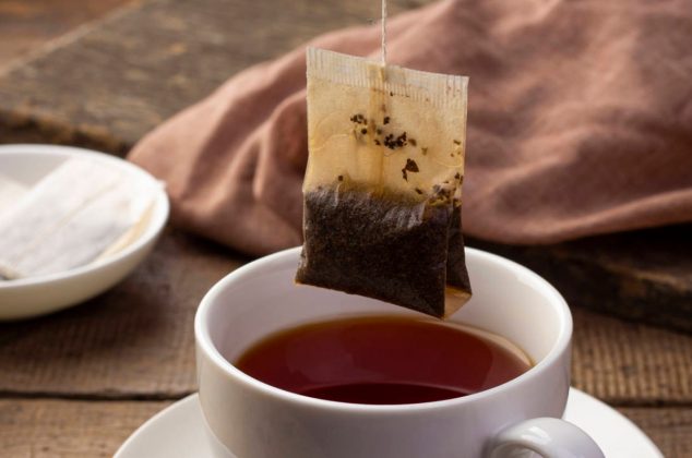 Los peligros ocultos en las bolsitas de té comerciales que afectan tu salud