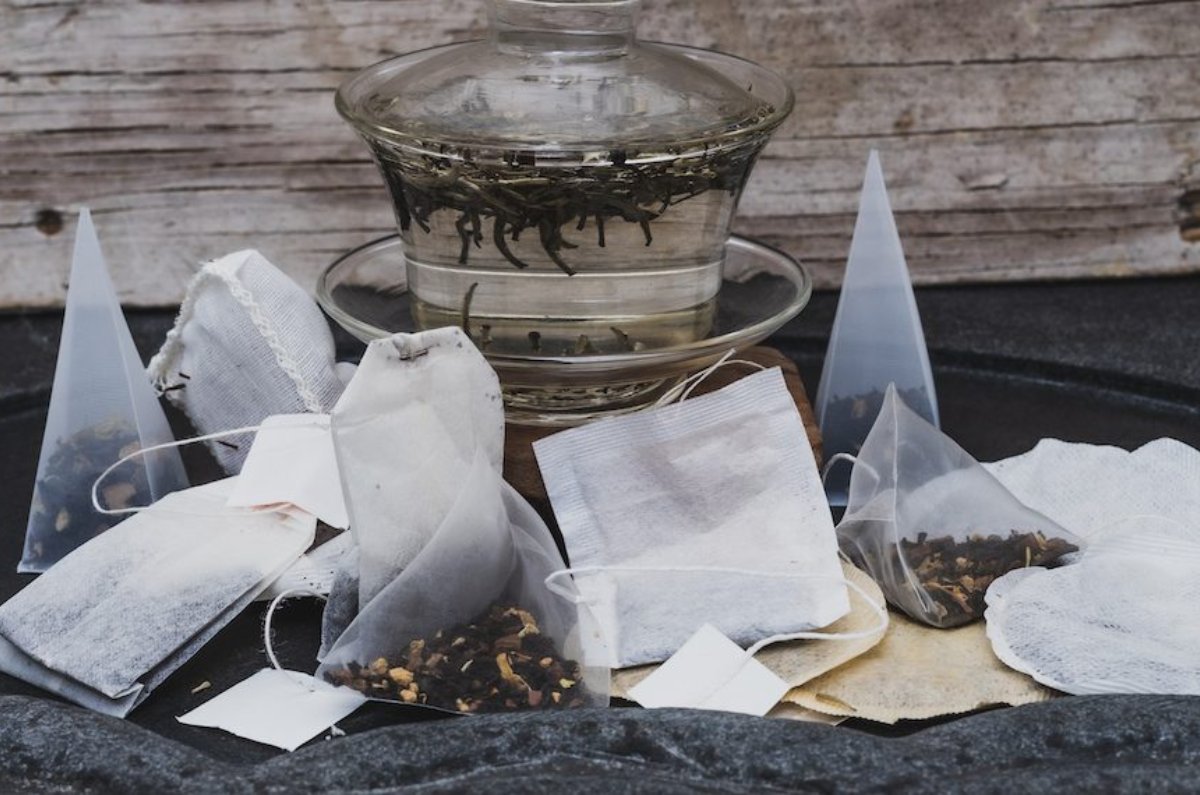 Los peligros ocultos en las bolsitas de té comerciales que afectan tu salud