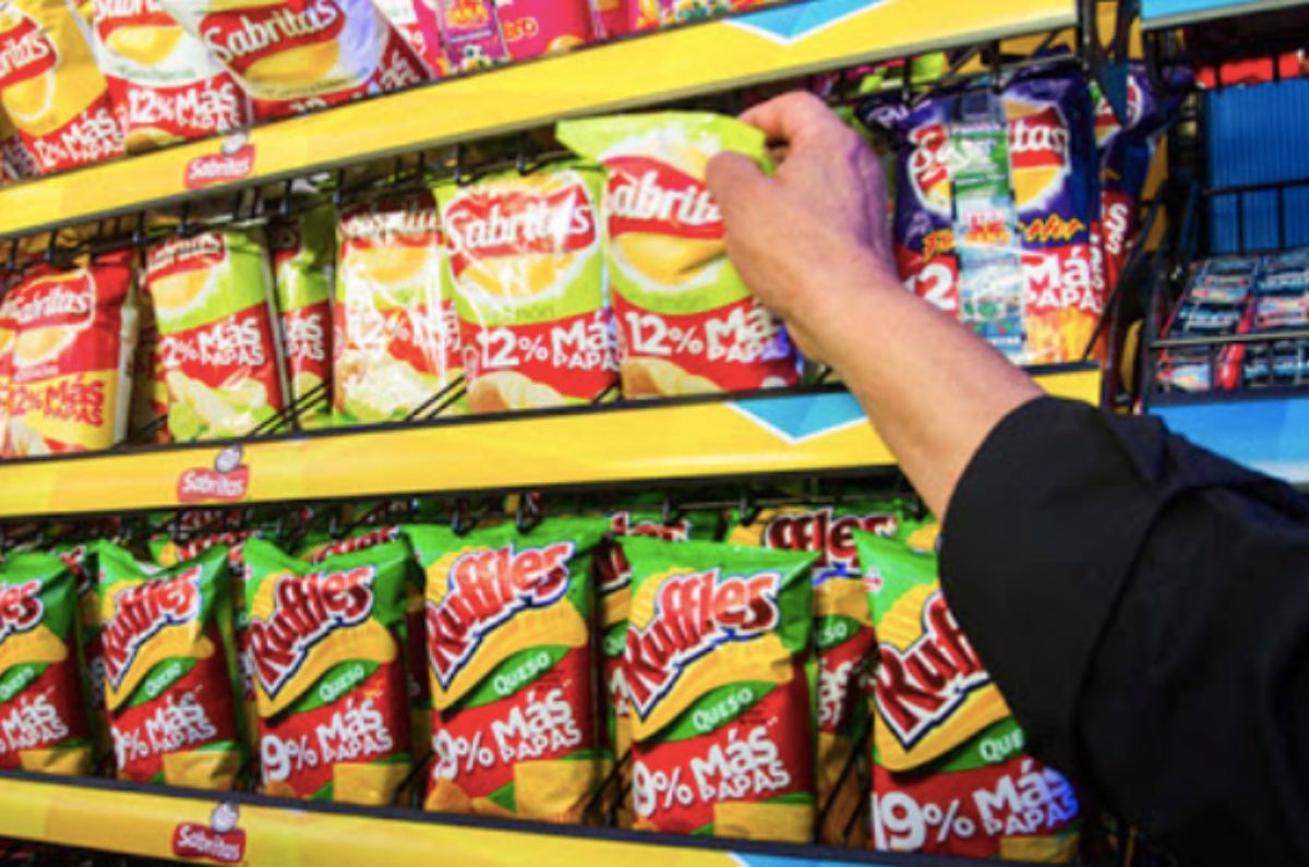 Aunque la colocación de sellos advierte sobre el exceso de sodio en este tipo de productos, la venta de estos alimentos no ha disminuido. Foto Cocina Vital 