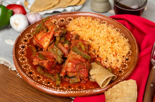 Carne de puerco con nopales, receta casera y fácil