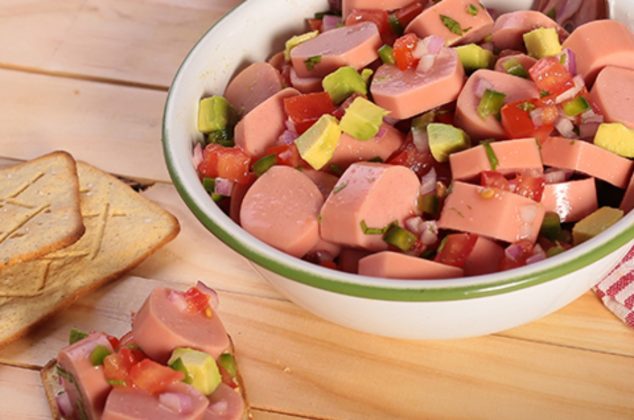 Receta de ceviche de salchicha, botana fácil y deliciosa