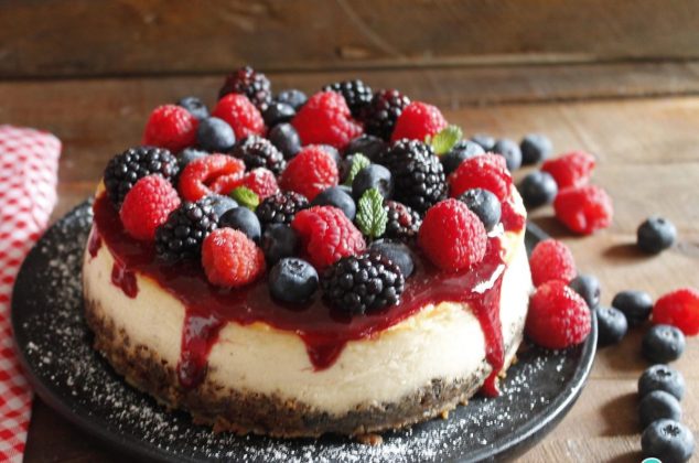 Receta de delicioso cheesecake de frutos rojos sin horno