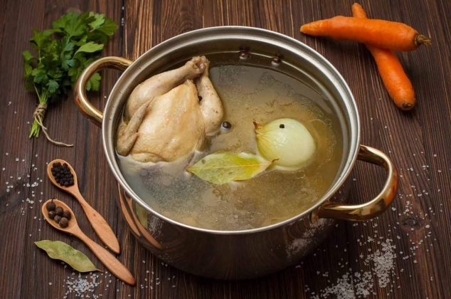 Cómo cocer pollo correctamente + tips para que quede más rico y jugoso