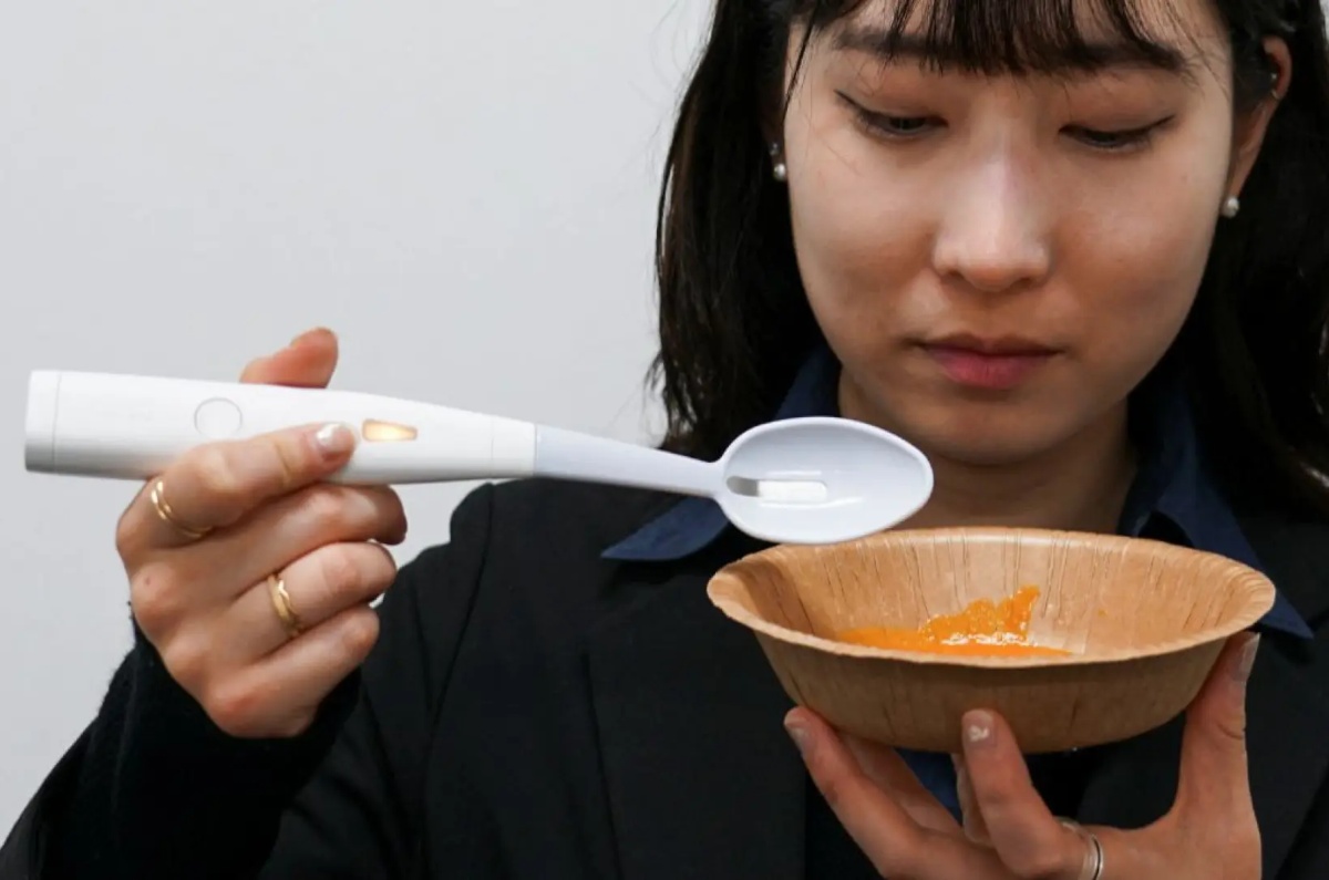 La cuchara electrica de sal, desarrollada por la empresa japonesa Kirin, utiliza tecnología avanzada para intensificar el sabor salado sin la necesidad de añadir sodio a los platos. Foto: especial 