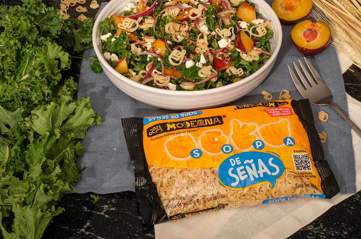 Ensalada de pasta de verano con ciruelas y nueces