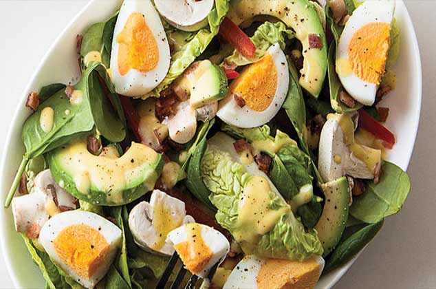 Ensalada de espinacas con huevo y aguacate