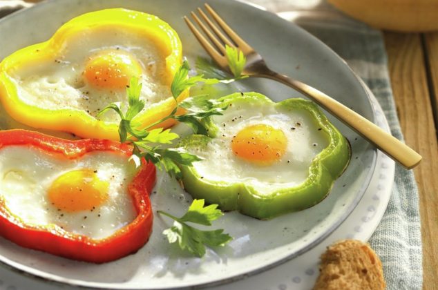 Cómo hacer pimientos rellenos de huevo ¡en 10 minutos!