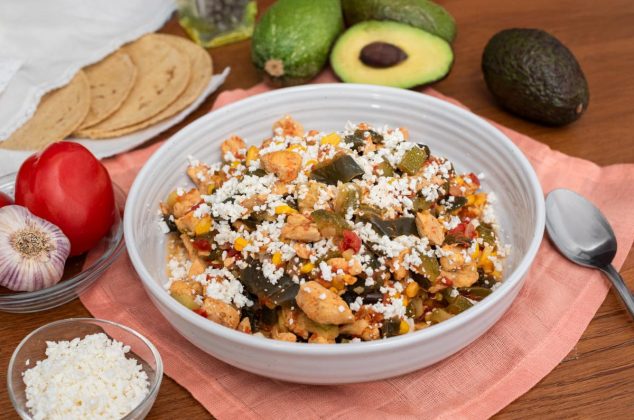 La combinación perfecta: pollo jugoso, calabaza tierna y elotitos dulces