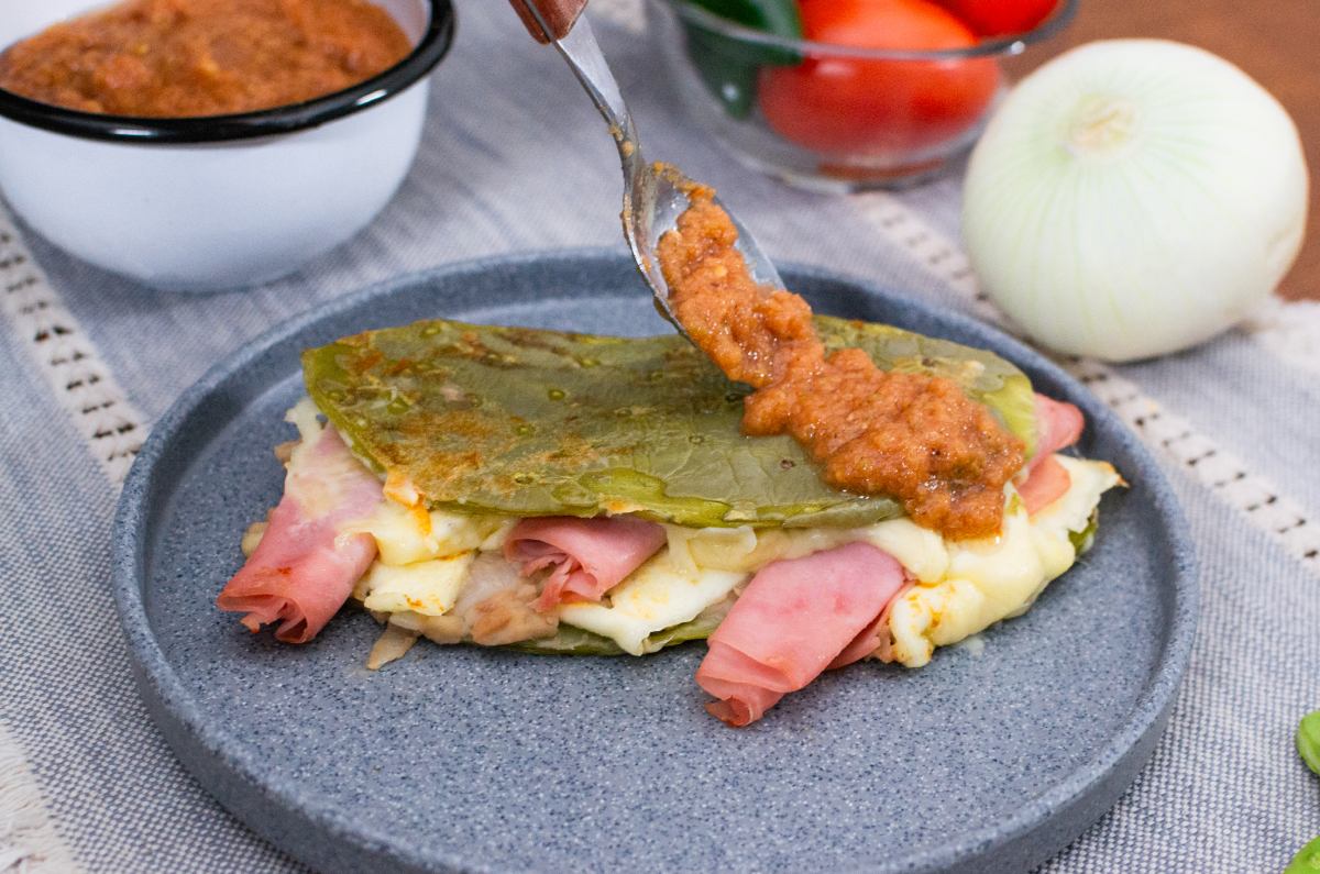 Nopal relleno de queso con jamón