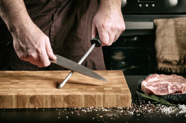 ¿Cómo afilar un cuchillo? 5 trucos para afilar el cuchillo con objetos que hay en casa