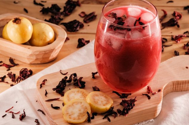 Agua de jamaica con guayaba, rica y refrescante para este calor